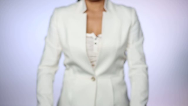 Frau bewegt virtuelle Symbole (Touchscreen)