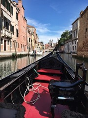 Fototapeta na wymiar Гондола плывет по одному из каналов Венеции