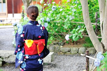 着物を着た女性の後ろ姿