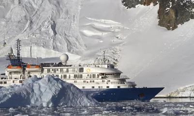 Wandaufkleber Touristenschiff vor dem Hintergrund der Berge und Gletscher der © Tarpan