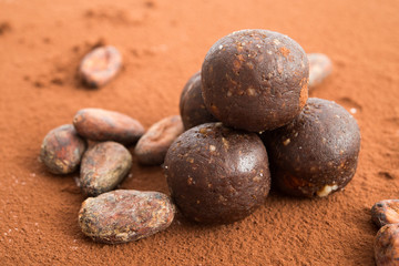 Fototapeta na wymiar Pralinen und Kakaobohnen