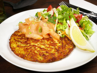 Kartoffelrösti mit Räucherlachs - Vorspeise Teller