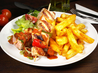 Schaschlik mit Pommes Frites