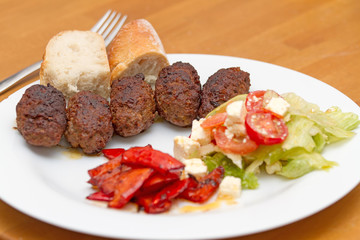 Cevapcici mit Salat, Fetakäse und Paprika