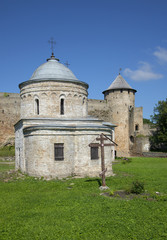 Fototapeta na wymiar Никольская церковь и Воротная башня в Ивангородской крепости