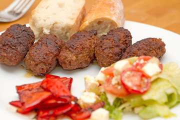 Cevapcici mit Salat, Fetakäse und Paprika