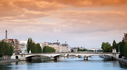 Fototapeta na wymiar Paris, pont du Caroussel