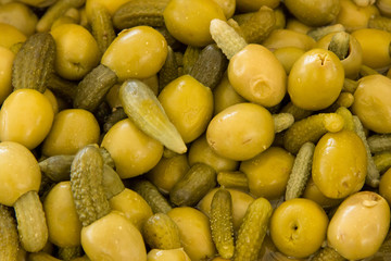 Oliven gefüllt mit Gurken