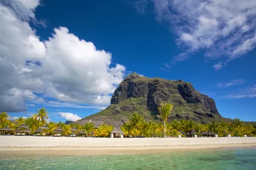Foto op Plexiglas Le Morne, Mauritius Wit zandstrand in de buurt van de berg Le Morne Brabant, Mauritius