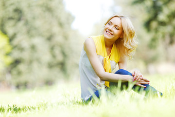 Obraz premium Woman sitting on grass