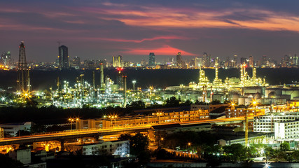Obraz premium Oil refinery with sunset background