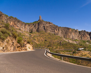 Gebirgsstraße und Roque Nublo auf Gran Canaria