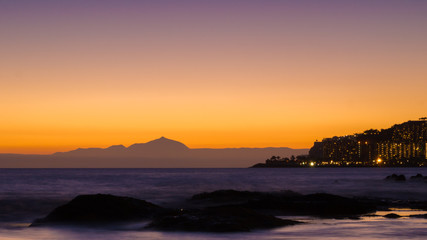Fototapeta premium Küste Gran Canarias und Insel Teneriffa im Abendlicht