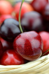 świeże i soczyste czereśnie w wiklinowym koszyku