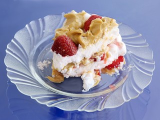 merinque cake with strawberries and coffee cream