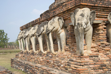 Слоны поддерживающие чеди Вата Сорасак. Сукхотай