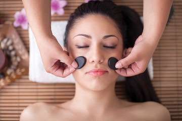 Obraz na płótnie Canvas Beautiful woman having a wellness facial massage