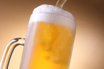 生ビールを注ぐ