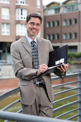 Fototapeta premium Manager mit Brille, Anzug und Unterlagen