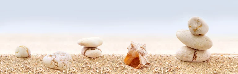 Foto op Canvas Panorama van zen stenen op een zandstrand. © g215