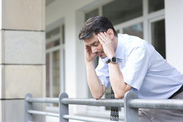 Manager in Düsseldorf hat Kopfschmerzen