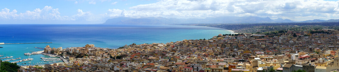 Fototapeta na wymiar Vue aérienne de Castellammare del Golfo en Sicile