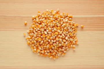 Popcorn maize on wood