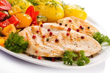 Grilled chicken fillet and vegetables