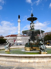 Fototapeta na wymiar Fontaine - Place Dom Pedro IV - Lisbonne - Portugal