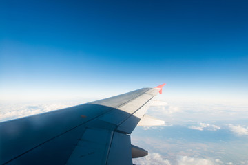Obraz premium Airplane wing out of window
