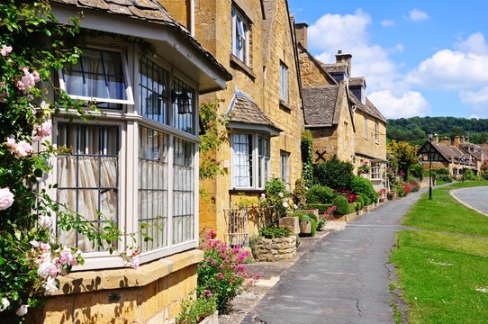 Cotswold cottages, Broadway © Arena Photo UK