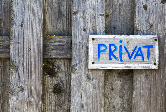 Schild Privat an einem Holzzaun