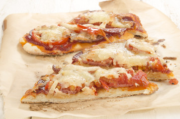 flat bread pizza with tomato and salami