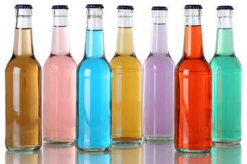 Bunte Getränke mit Cola in Flaschen