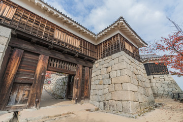 秋の松山城の筒井門