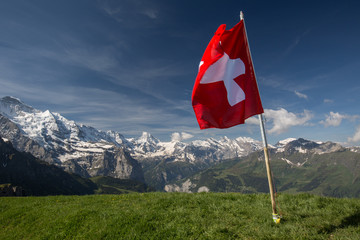 Schweizer Bergwelt mit Fahne