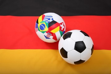 Naklejka premium Fußbälle auf Flagge von Deutschland