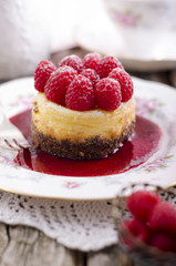 Hausgemachte Minikäsekuchen mit Himbeeren
