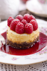 Hausgemachte Minikäsekuchen mit Himbeeren