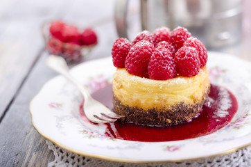 Hausgemachte Minikäsekuchen mit Himbeeren