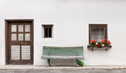 altes Haus mit Bank 