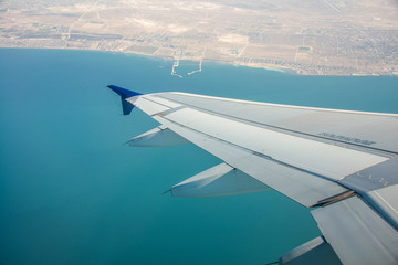 Obraz premium Airplane wing out of window