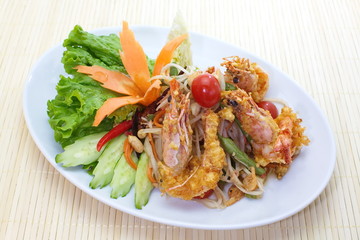 deep fried shrimp with Green papaya salad
