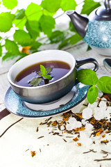 Minzen Tee tasse auf dem tisch