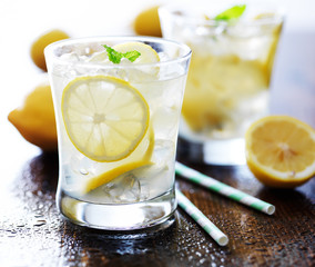 cold glasses of fresh lemonade - obrazy, fototapety, plakaty