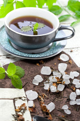 Minzen Tee tasse auf dem tisch