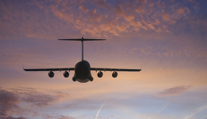 Fototapeta na wymiar Samolot leci w kierunku słońca
