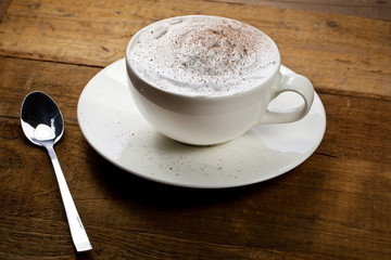 Kaffe tasse auf dem tisch