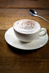 Kaffe tasse auf dem tisch