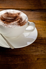 Kaffe tasse auf dem tisch